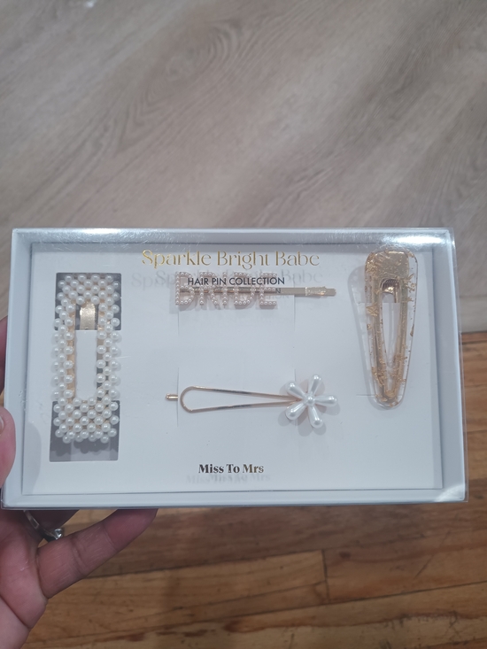not sure Accessories - Pearl & Gold Hair Pin Set - White and Gold